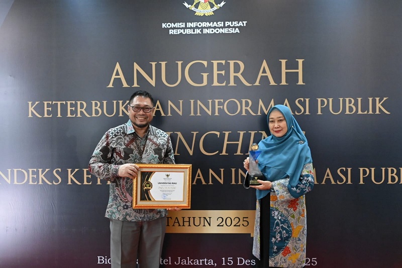 Rektor Unri Prof Dr Sri Indarti SE MSi dan Wakil Rektor Bidang Perencanaan, Kerja Sama, dan Sistem Informasi Unri Dr Ir Sofyan Husein Siregar Mphil pada Anugerah Keterbukaan Informasi Publik.