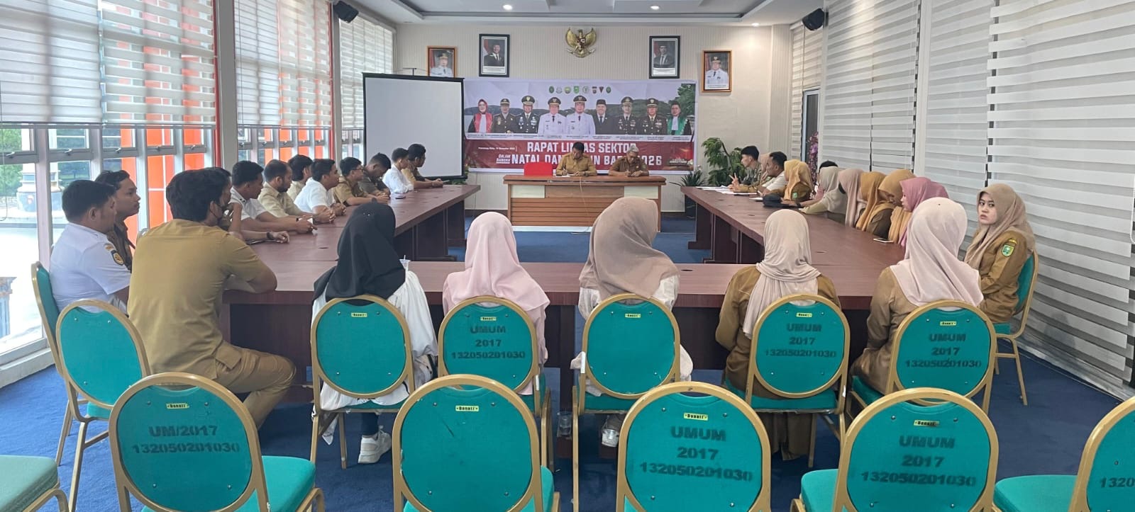 Wabup Inhu, Ir H Hendrizal MSI didampingi Plt Kepala BKP2D Inhu, Linhar Dedi saat menerima perwakilan honorer non database di ruang Narasinga Kantor Bupati Inhu, Selasa (16/12/2005).