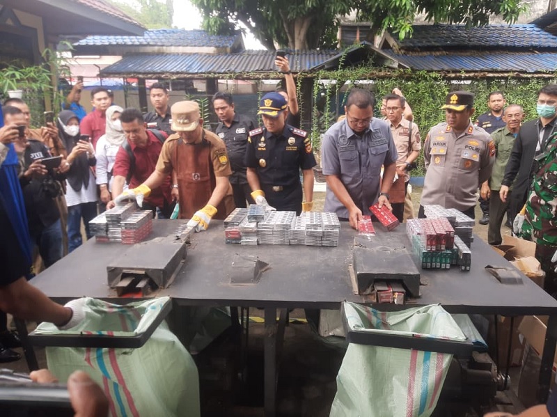 Kepala Bea Cukai Tembilahan, Setiawan Rosyidi bersama Forkopimda Inhil melakukan pemusnahan barang ilegal di halaman Kantor Bea Cukai Tembilahan Jalan Jenderal Sudirman, Selasa (16/12/2025).