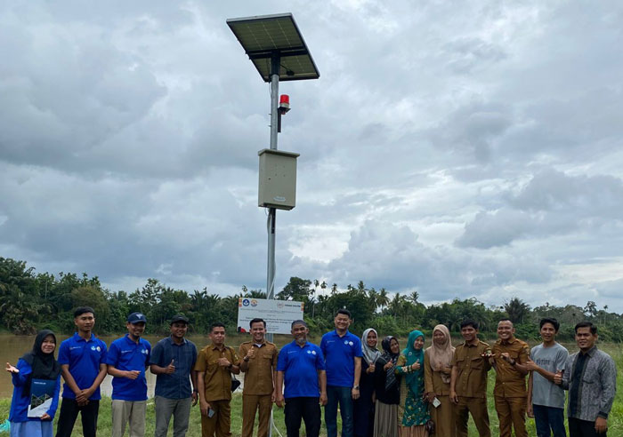 Dosen Politeknik Caltex Riau menyerahkan alat deteksi banjir berbasis IoT yang memanfaatkan tenaga sel surya kepada Desa Pulau Panjang Hilir, Kecamatan Inuman, Kabupaten Kuantan Singingi, Riau.
