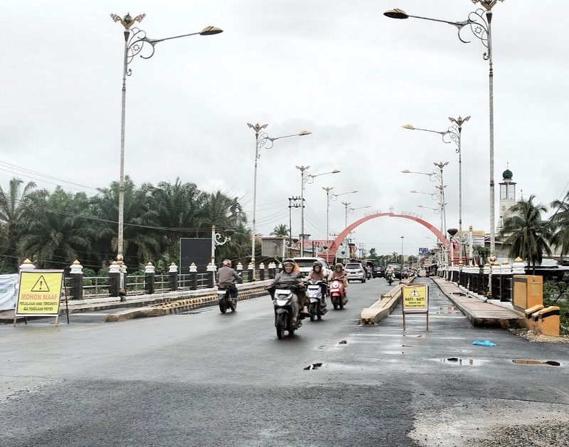 Arus lalu lintas di Jembatan Sungai Batang Lubuh I Pasirpengaraian yang baru diaspal masih lancar dan normal. Selasa (16/12/2025).