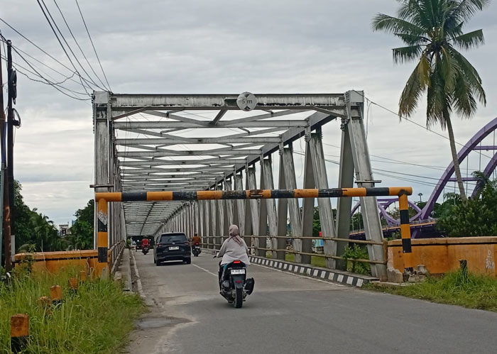 Petugas Dishub Kampar memperbaiki portal Jembatan Lama Bangkinang&ndash;Petapahan. Portal kembali terpasang, Selasa (16/12/2025).