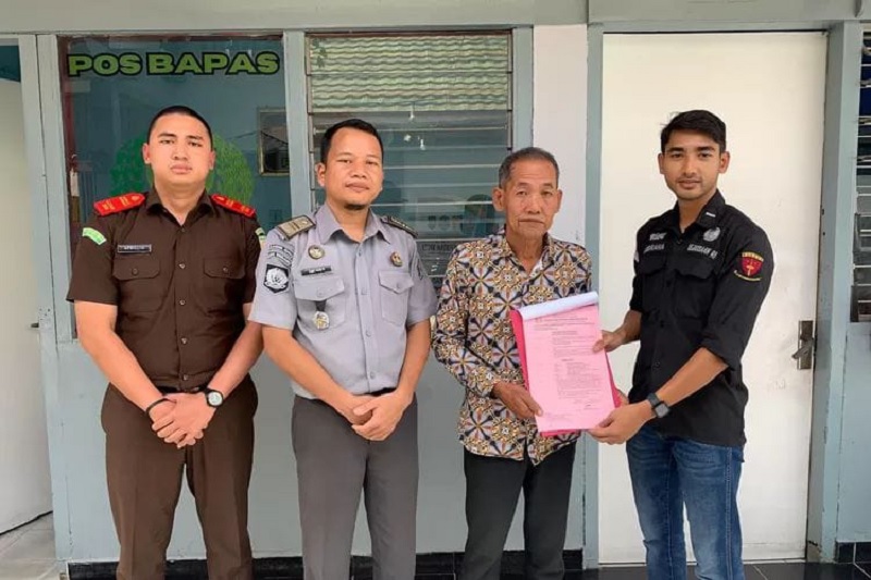 Kejari Inhil menyerahkan satu dari dua tahanan ke Lembaga Pemasyarakatan (Lapas) Tembilahan untuk menjalani hukuman beberapa waktu lalu. )
