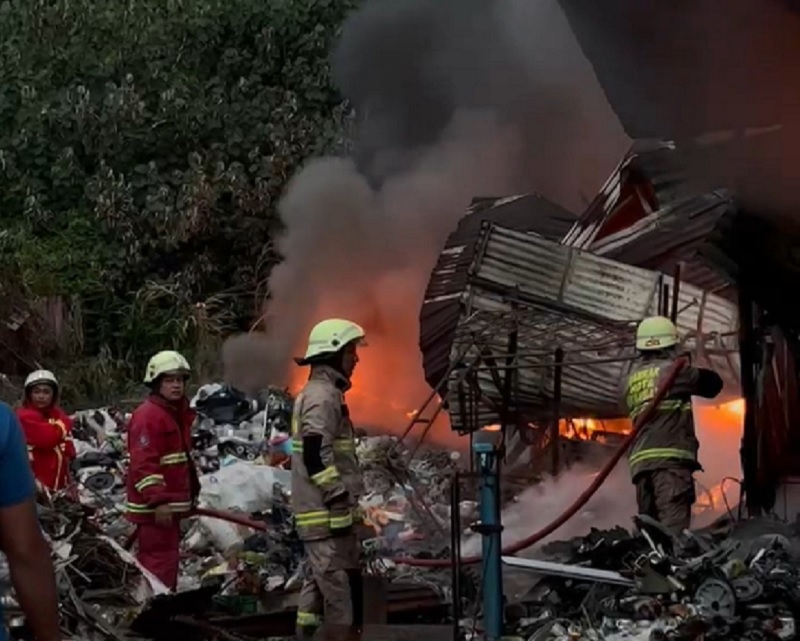 Kebakaran gudang kara-kara dan rumah bulatan yang terjadi di Jalan Kampar, Kelurahan Tanjung Rhu, Kecamatan Lima Puluh, Kota Pekanbaru, pada Senin (15/12/2025) sore.