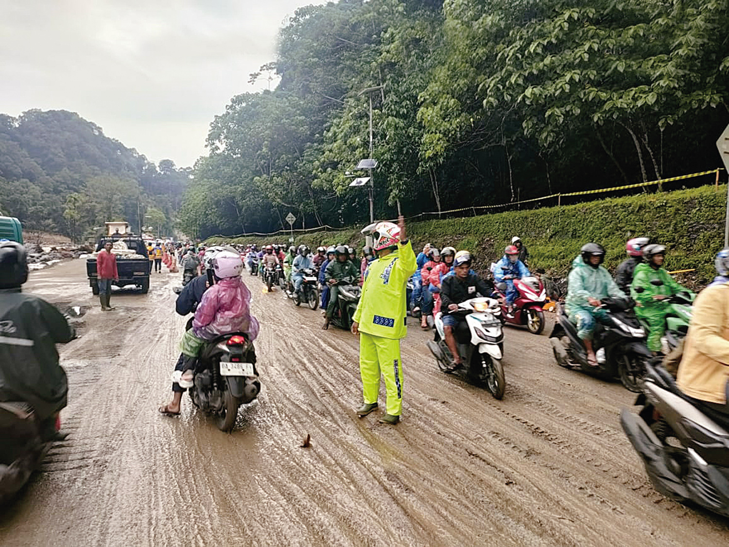 Personel Polres Padangpanjang mengatur lalu lintas kendaraan yang melewati Jalur Padang-Bukittinggi via Lembah Anai, Sumatera Barat, Senin (15/12/2025).