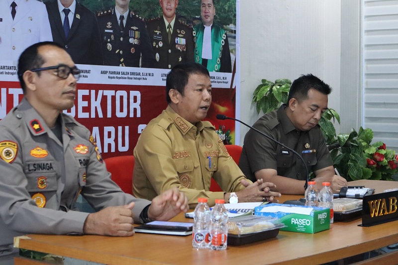 Wabup InhuHendrizal didampingi Sekda Inhu, Zulfahmi Adrian serta Waka Polres Inhu, Kompol Lassarus Sinaga saat memimpin Rakor lintas sektoral menghadapi Nataru 2025, Selasa (16/12/2025).