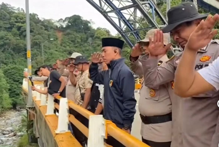 Personel Polda Riau memberikan penghormatan terakhir.