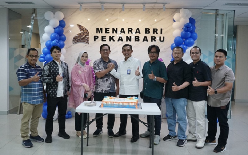 Regional CEO BRI Region 2 Pekanbaru Dian Kesuma Wardhana (tengah) Muhammad Alwan Wahyudi (dua kiri), Suci Triwardhani Juniar (3 kiri) foto bersama Dirut Riau Pos Ahmad Dardiri dan manajemen Riau Pos.