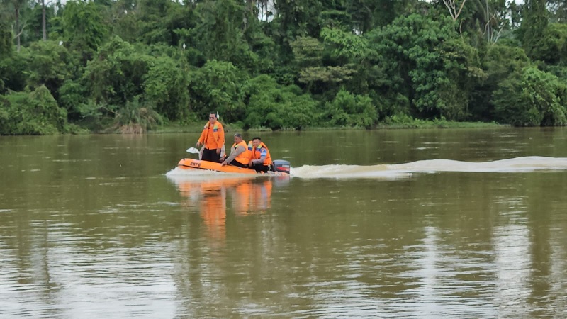 Polsek Bangkinang Barat bersama BPBD Kabupaten Kampar melaksanakan patroli dan pemantauan debit air Sungai Kampar serta wilayah rawan bencana, Selasa (16/12/2025).