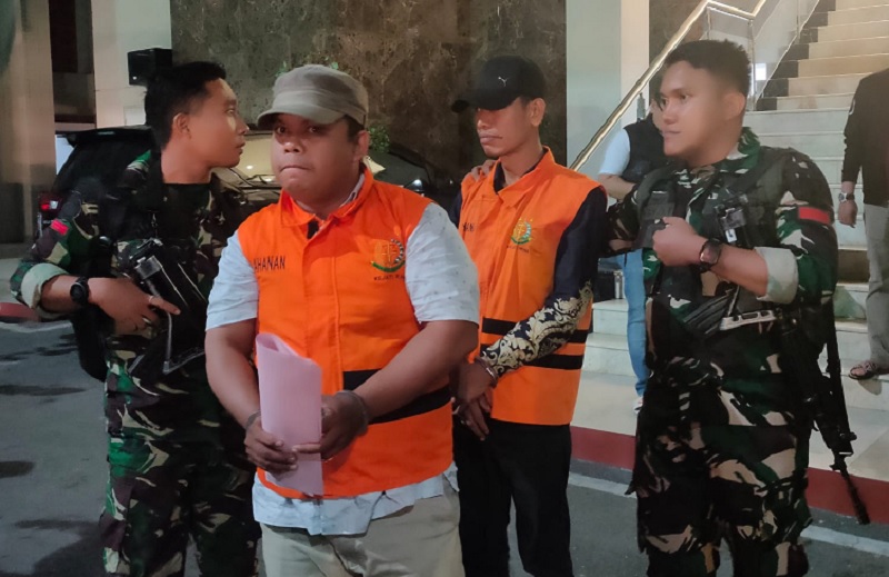 MA dan DS digiring keluar Kantor Kejati Riau untuk dititipkan ke Rutan Kelas I Pekanbaru pada Senin (15/12/2025) jelang tengah malam.
