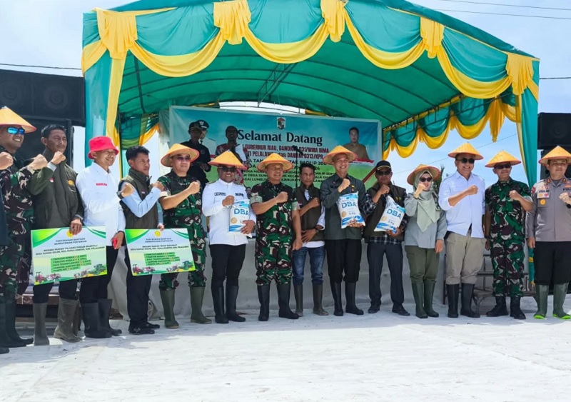 Bupati Pelalawan H Zukri mendampingi Dandrem 031 Wirabima Brigjend TNI Sugiono dalam acara penanaman padi IP 200 massal di Desa Sungai Upih Kecamatan Kuala Kampar, belum lama ini.