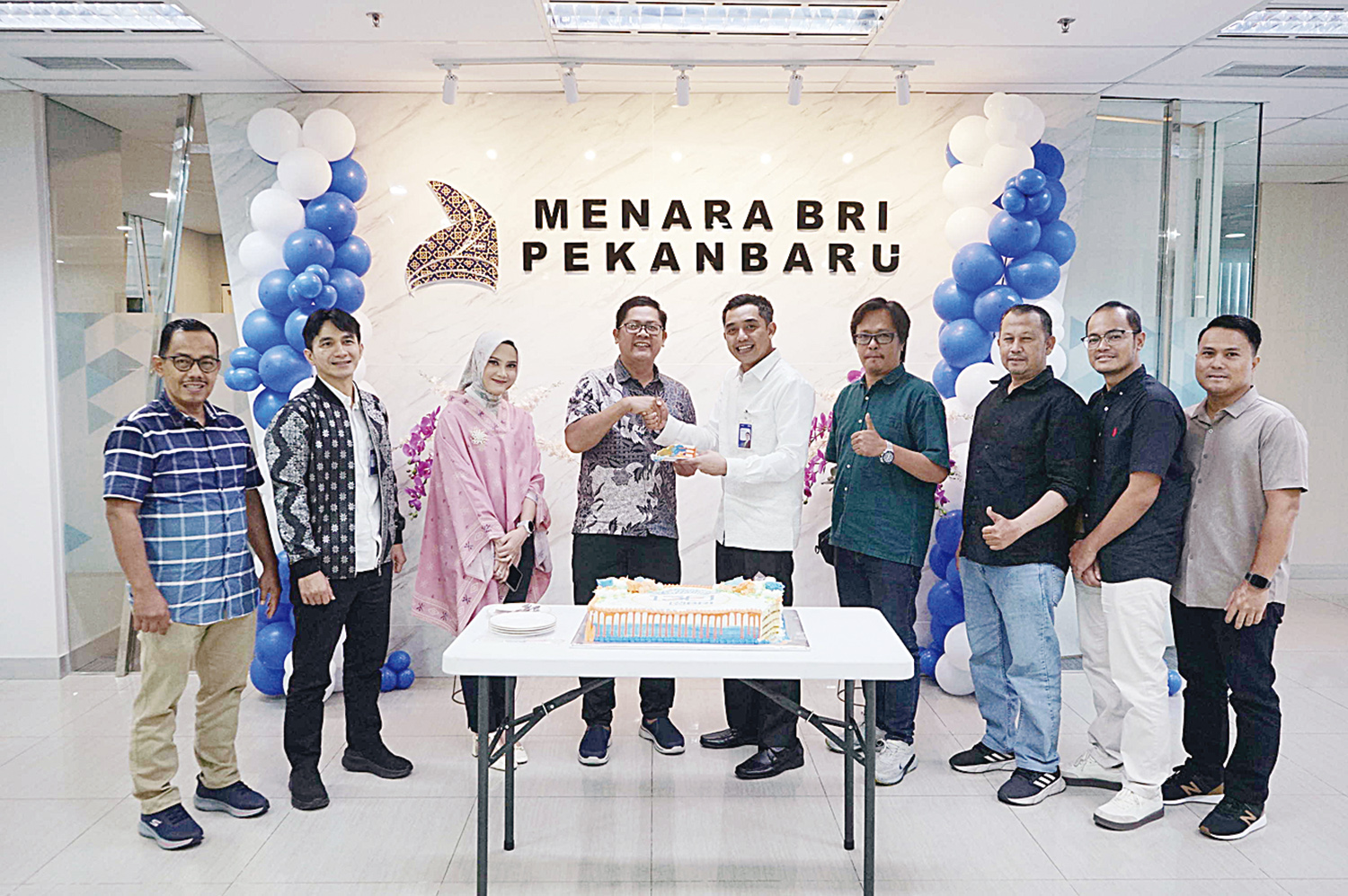 Regional CEO BRI Region 2 Pekanbaru Dian Kesuma Wardhana (tengah) didampingi Regional Consumer Banking Head Muhammad Alwan Wahyudi (dua kiri), Dept Head Unsecured Loan Suci Triwardhani Juniar (tiga kiri) foto bersama Direktur Utama Riau Pos Ahmad Dardiri