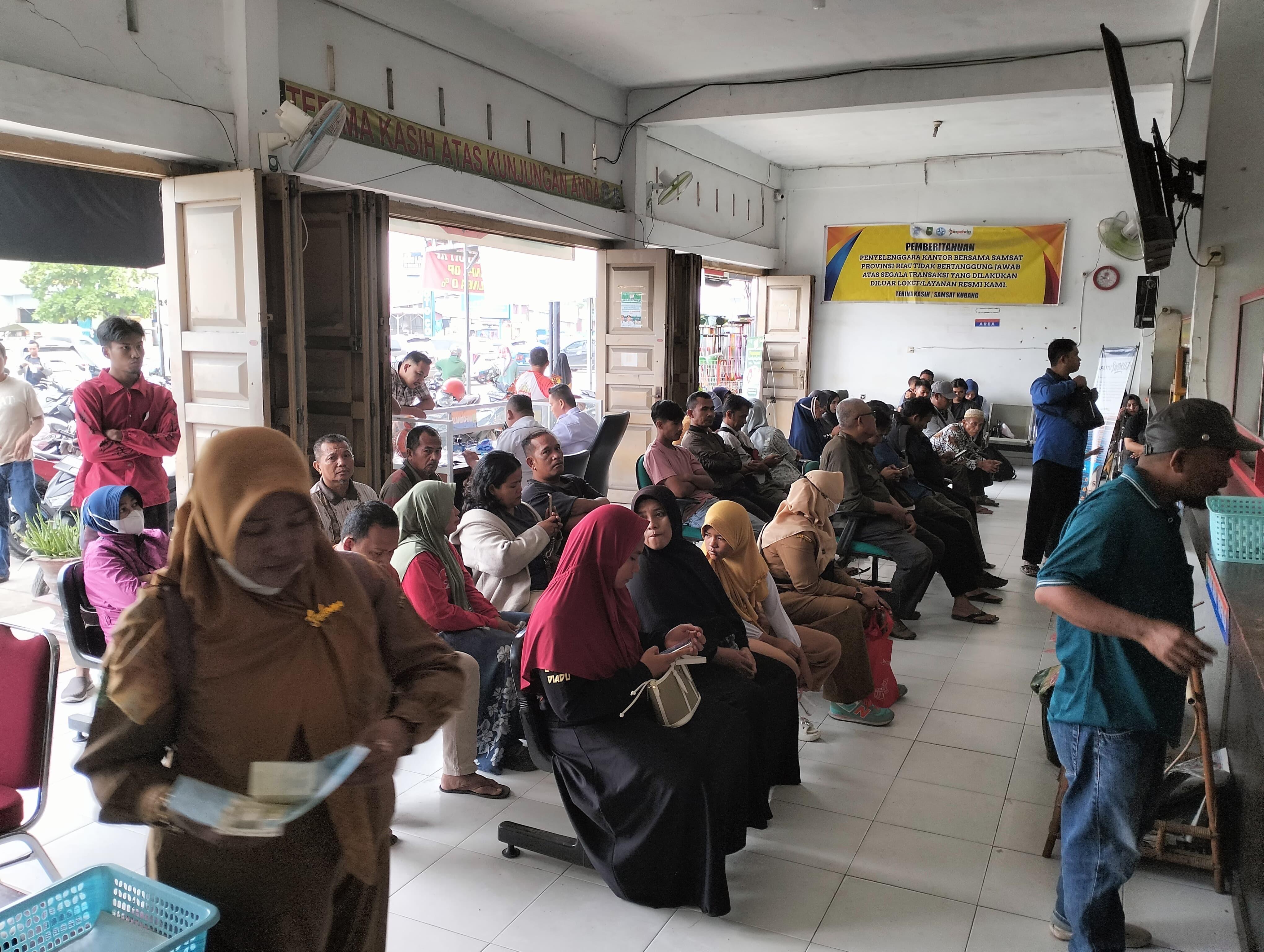Masyarakat antre membayar pajak kendaraan bermotor di Samsat Kubang saat program penghapusan denda pajak kendaraan bermotor di Riau periode hingga akhir 2025 ini.