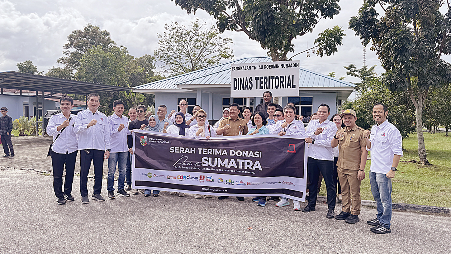 Ketua APPBI DPD Riau Acdelina Tamaela (tujuh kiri )  didampingi  seluruh jajaran pengurus foto bersama dengan Kepala Dinas Perindustrian dan Perdagangan Kota Pekanbaru Iwan Simatupang saat menyerahkan bantuan kemanusiaan untuk korban bencana alam di Sumat
