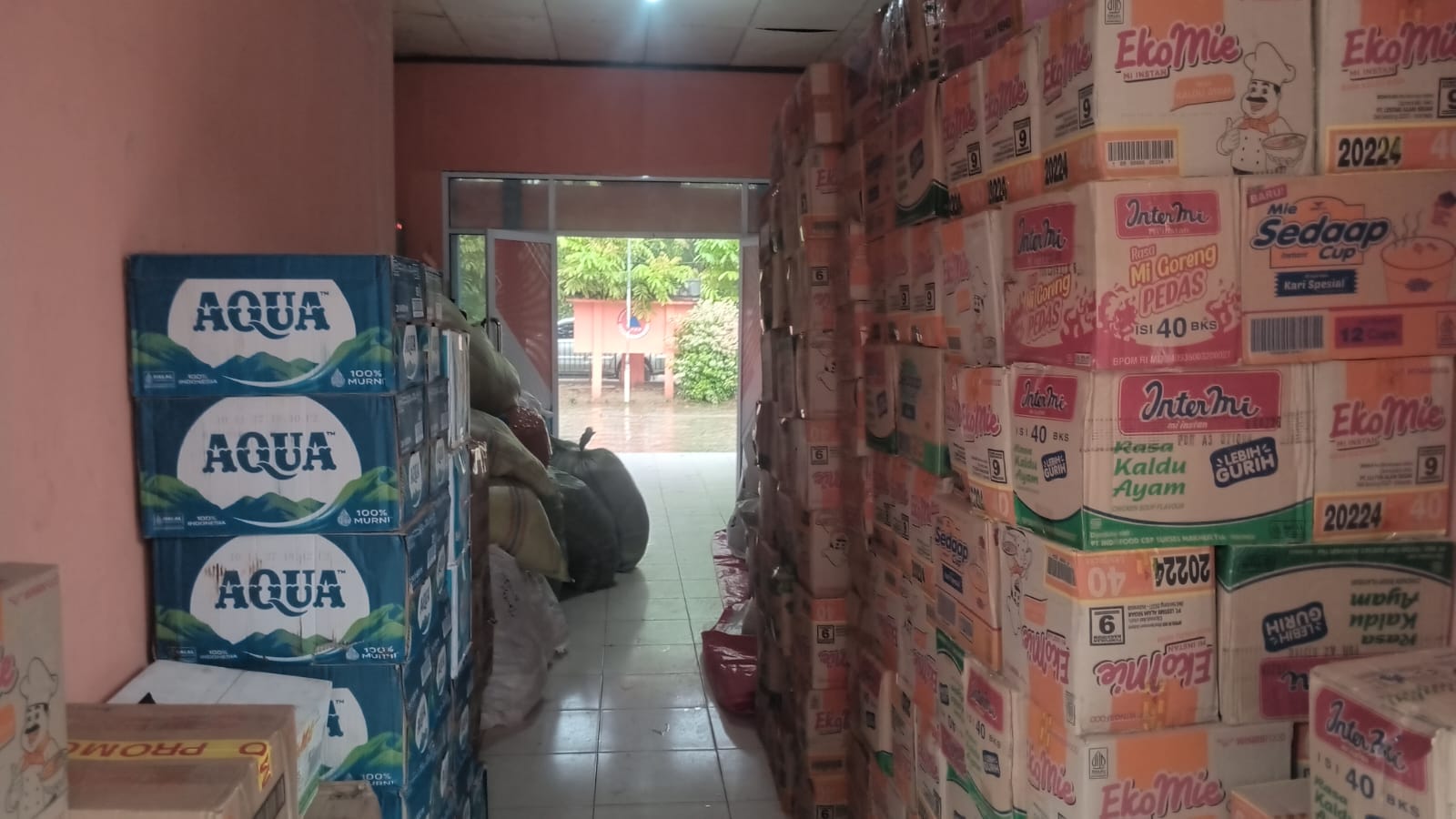 Bantuan berupa sembako dan kebutuhan lainnya yang telah dikumpulkan BPBD Inhil di Kantor BPBD Inhil Jalan Swarna Bumi Tembilahan, Rabu (17/12/2025).