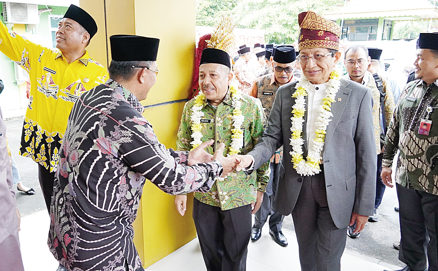 Kakanwil dan jajaran menyambut kedatangan Menteri Agama RI Prof Dr H Nasaruddin Umar MA setibanya di Provinsi Riau, dalam rangka Pembinaan ASN.
