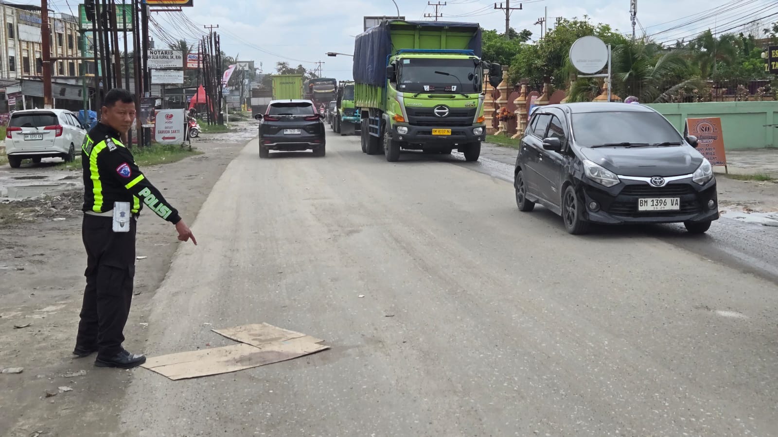 Petugas Kepolisian melakukan olah TKP di lokasi Kecelakaan lalu lintas terjadi di Jalan Garuda Sakti KM 2,5 tepatnya di Simpang Gang Villa Sentosa, Binawidya, Pekanbaru, pada Rabu (17/12/2025).