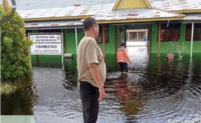 Kampus STAI Sultan Syarif Hasyim di Kampung Benteng Hulu, Kecamatan Mempura, Siak, tergenang, Rabu (17/12/2025).