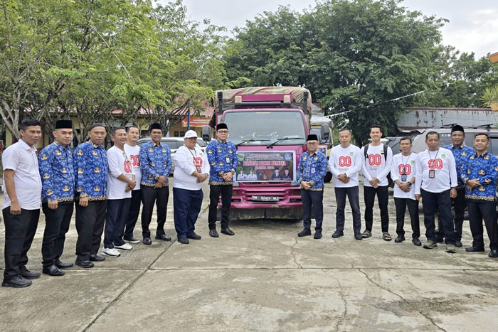 Sekretaris Disdikpora Rohul Alreza Ahyu (8 dari kiri) foto bersama sebelum melepas 2 unit truk  bantuan logistik dari insan pendidikan untuk korban bencana Sumatera di kantor Disdikpora Rohul