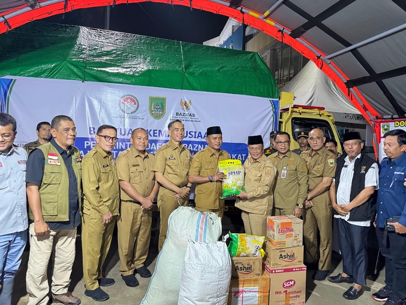 Penyerahan bantuan kemanusiaan dari Rohil diserahkan Bupati H Bistamam, yang diterima Bupati Solok Firman Pandu dan jajaran di posko Utama Penanggulangan Bencana Hidrometeorologi Kabupaten Solok.