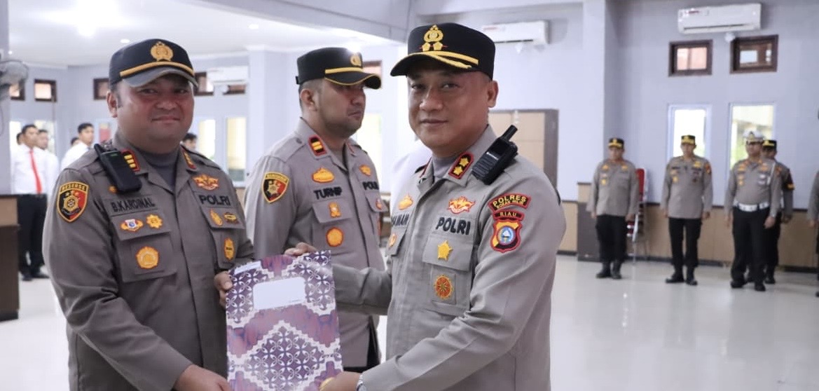 Kapolsek Bangko AKP Buyung Kardinal terima penghargaan yang diserahkan Kapolres Rohil AKBP Isa Imam Syahroni, terkait pengungkapkan kasus narkoba, Rabu (17/12/2025).