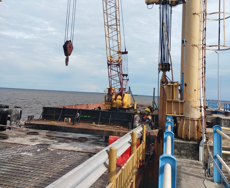 Dermaga 1 Ro-ro Sungai Selari-Pakning masih proses perbaikan dan kondisi ini jadi salah satu penyebab lamanya pelayanan penyeberangan dari pulau Bengkalis ke daratan Sumatera, Selasa (17/12/2025).
