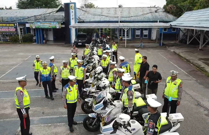 Dirlantas Polda Riau Kombes Pol Taufiq Lukman saat mengecek kendaraan bermotor, Rabu (17/12/2025).