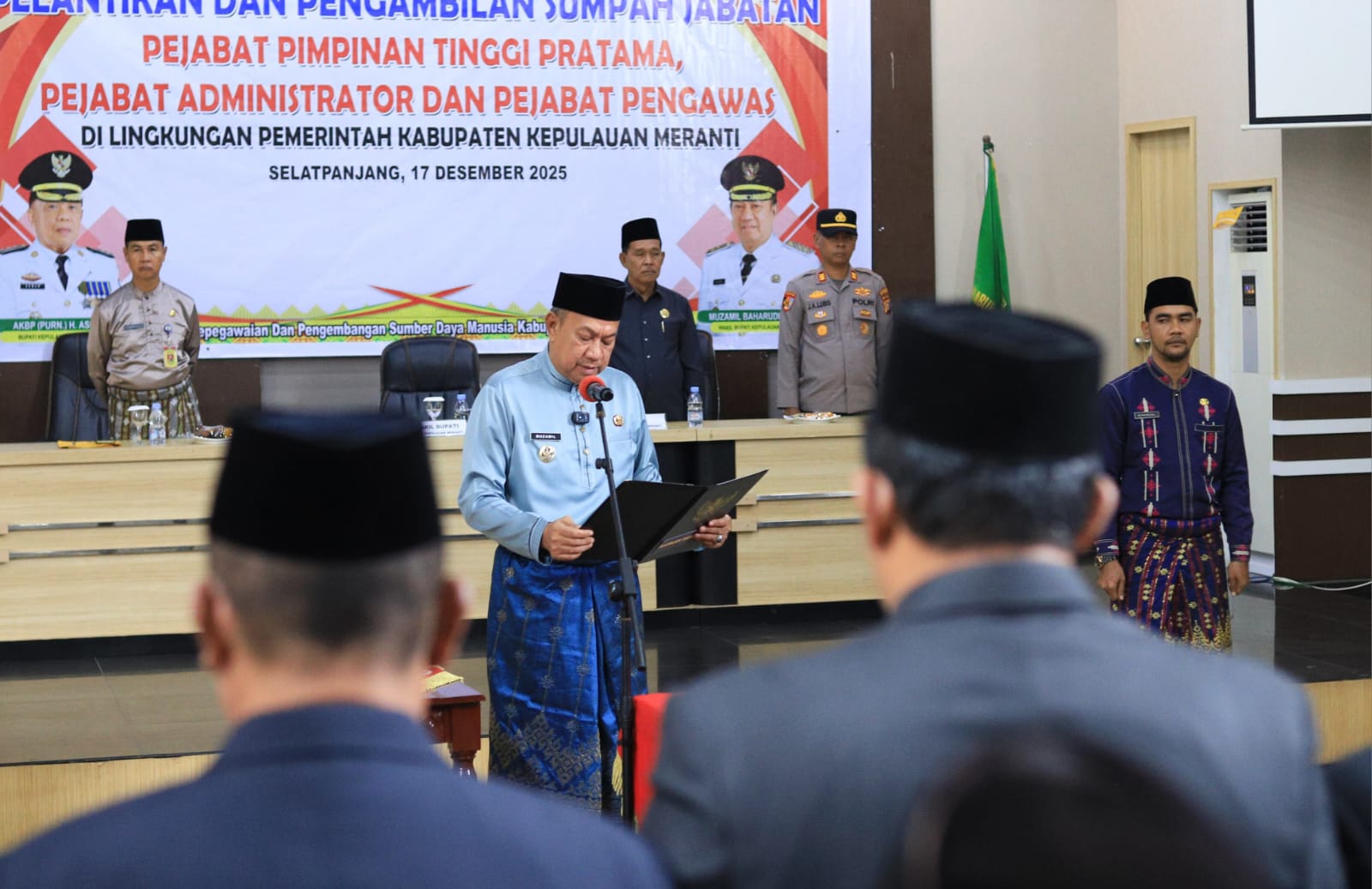 Sebanyak 24 pejabat struktural dilantik dan diambil sumpahnya oleh Wakil Bupati Kepulauan Meranti, Muzamil Baharudin, di Aula Kantor Bupati Selatpanjang, Rabu (17/12/2025).