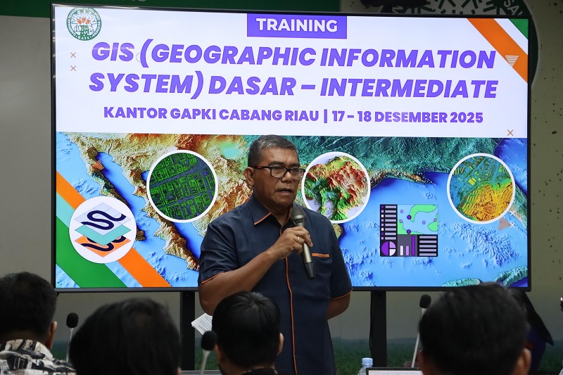 Sekretaris Executive GAPKI Cabang Riau  Marianto memberikan sambutan Training Geographic Information System (GIS) Dasar-Intermediate.