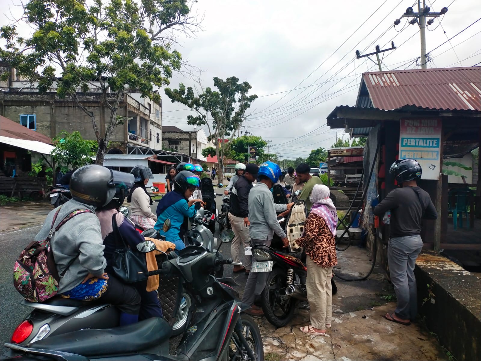 Pengendara sepeda motor mengantre membeli BBM jenis Pertalite di Pom mini di Jalan Lembaga takjauh dari SPBU, kelangkaan BBM di Bengkalis sudah dua hari ini terjadi hingga Rabu (17/12/2025).