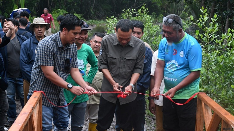 Direktur Polbeng Johny Custer memotong pita peresmian Spot Pemancingan di Kawasan Mangrove Parit Seghagah Desa Kelapapati, Kecamatan Bengkalis, Selasa (16/12/2025).