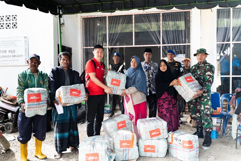 J&T menyerahkan bantuan untuk korban bencana banjir Sumatera. (J&T)
