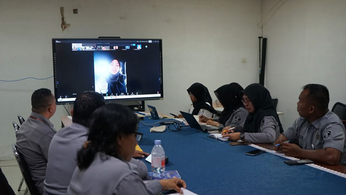 Pegawai Bidang AHU Kanwil Kemenkum Riau mengikuti kegiatan Petunjuk Pelaksanaan Tata Cara Pemberian SKT Partai Politik, Selasa (16/12/2025).