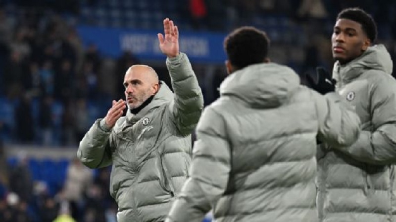 Pelatih Chelsea, Enzo Maresca, memberikan tepuk tangan kepada para penggemar yang datang setelah kemenangan melawan Cardiff di Carabao Cup.