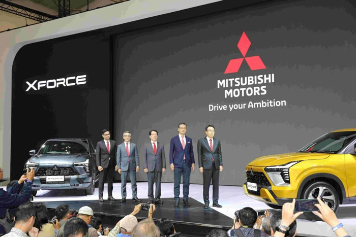 Manajemen MMKSI saat meluncurkan Mitsubishi Xforce Ultimate DS pertama di Indonesia. Peluncuran ini sebagai bentuk kekuatan menambah lini SUV kompaknya di pasar otomotif.