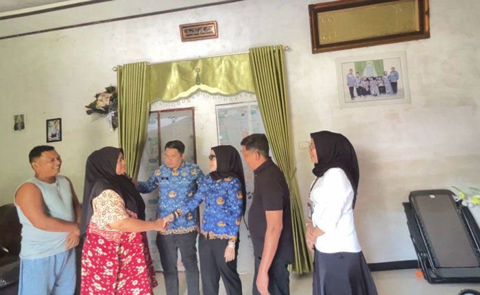 Kepala Puskesmas Bangkinang Kota dr Yudi Susanto bersama VR mendatangi kediaman Susi, orang tua Defri Juliant di Bangkinang, Rabu (17/12/2025).