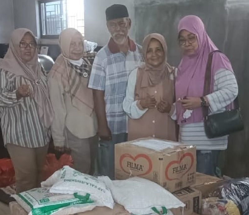 Ridayanti bersama sejumlah alumni Fakultas Hukum, angkatan 1984, Universitas Medan Area, bersama rekannya Dahman Siregar yang merupakan korban selamat dari bencana di Aceh Tamiang, baru-baru ini.