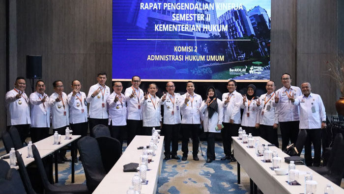 Kepala Kanwil Kemenkum Riau Rudy Hendra Pakpahan (lima dari kiri) berfoto bersama sejumlah pimpinan tinggi Kemenkum RI pada Rakor Pengendalian Capaian Kinerja 2025 hari ke-3 pada Rabu (17/12/2025).