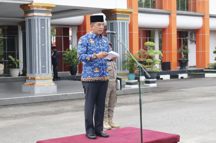 Sekda Kabupaten Inhu, Zulfahmi Adrian AP MSI saat memimpin apel di halaman Kantor Bupati Inhu, Rabu (17/12/2025).