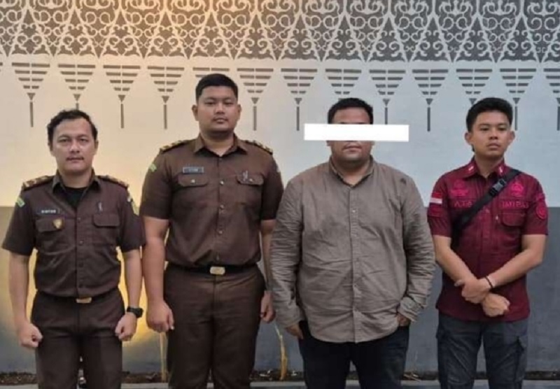 Tersangka dugaan tindak pidana korupsi KUR BRI Cabang Pinggir didampingi tim Pidsus Kejari Bengkalis sebelum dititipkan ke Lapas Bengkalis pada, Selasa (16/12/2025).
