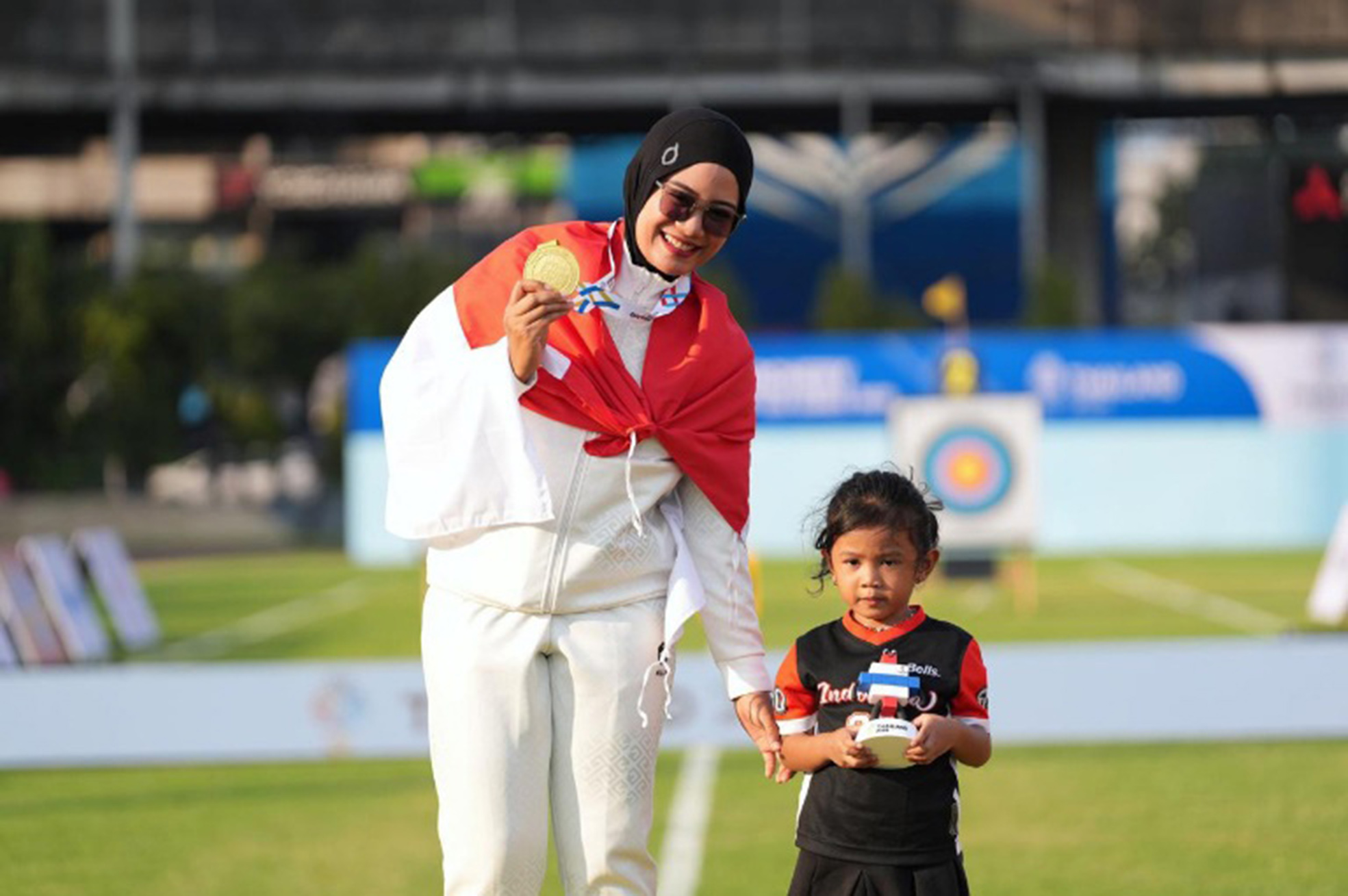 Cerita membanggakan datang dari cabang olahraga panahan di SEA Games 2025 Thailand. Atlet putri Diananda Choirunisa berhasil raih 2 medali emas dari nomor recurve beregu dan individual di tengah usia kehamilannya 2 minggu yang baru dia ketahui sebelum per