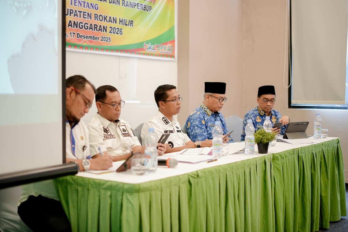 Plt Kepala BPKAD Rohil H Sarman Syahroni ST MIP (paling kiri) bersama sekdakab Rohil H Fauzi Efrizal, Wabup Jhony Charles saat FGD pemkab dengan tim fasilitasi penganggaran BPKAD Riau, di Pekanbaru.