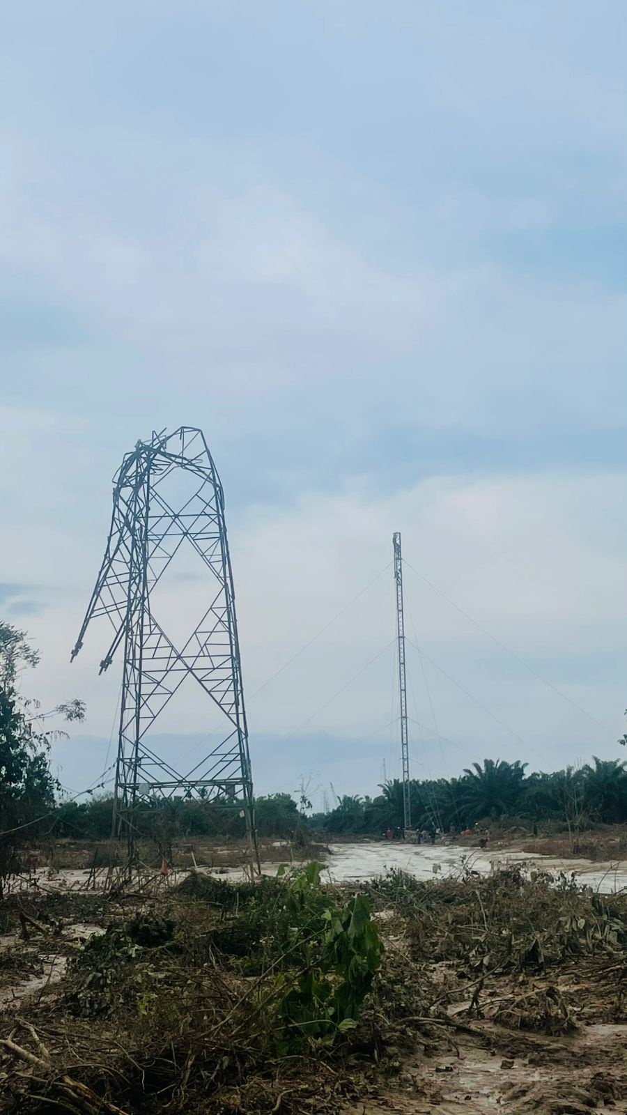 Tampilan salah satu tower transmisi 150 kV Pangkalan Brandan-Langsa di Aceh Tamiang yang terdampak parah bencana banjir (kiri) dan tower darurat (kanan) yang berhasil dibangun untuk memulihkan kembali