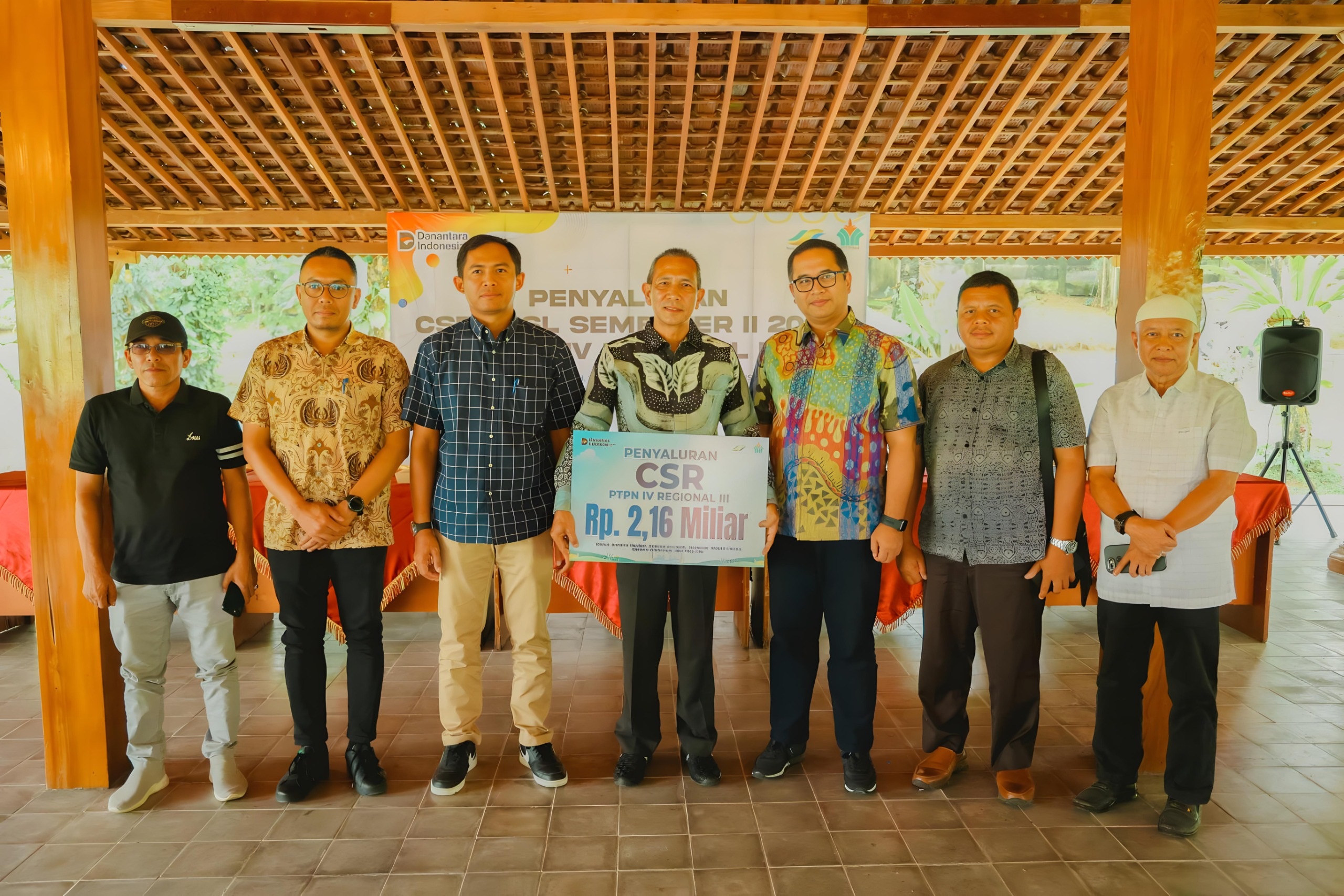 Manajemen PTPN IV Regional III foto bersama usai menyerahkan bantuan, beberapa waktu lalu.