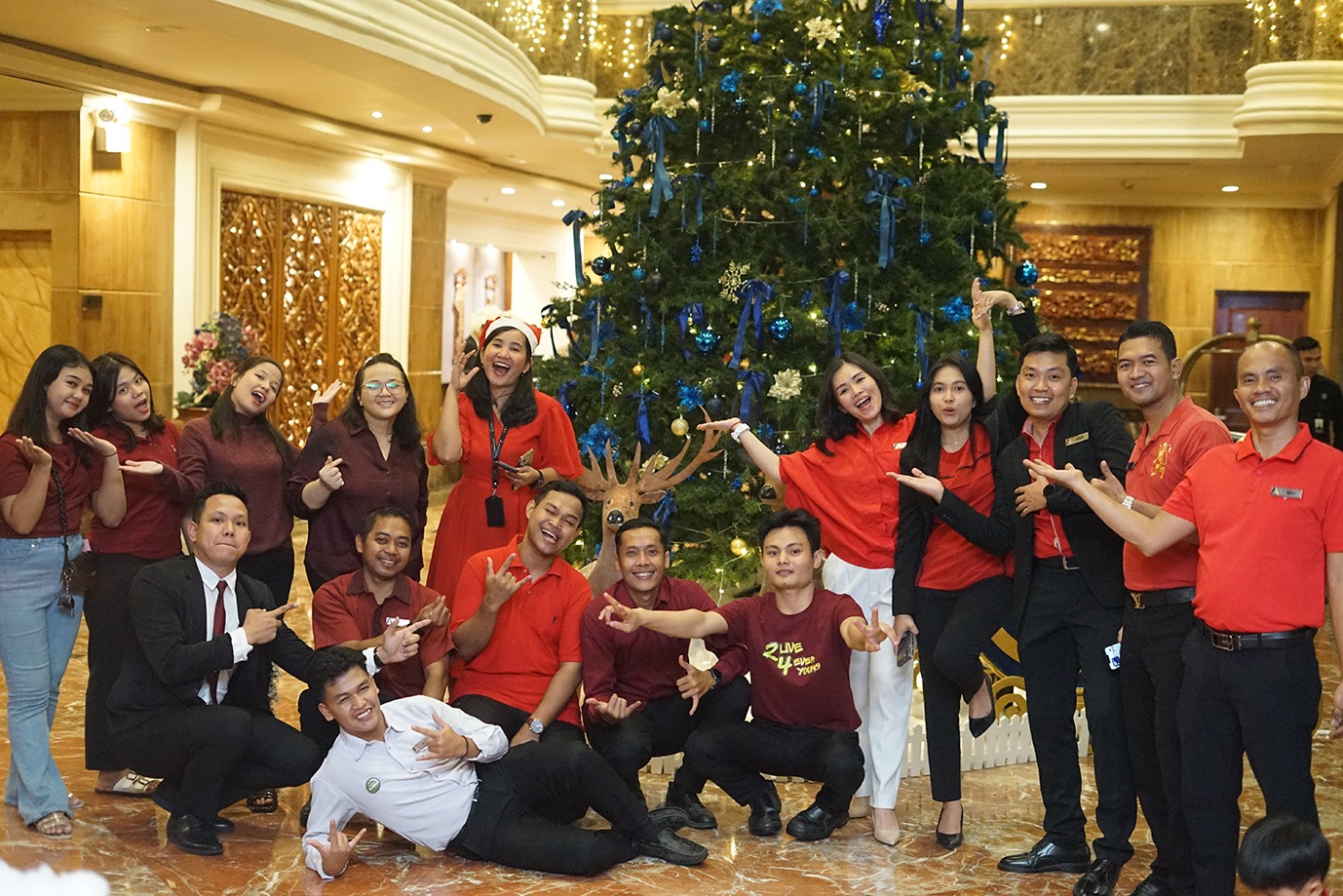 Momen foto bersama saat kegiatan Tree Lighting Ceremony pertama yang digelar Aryaduta Pekanbaru.