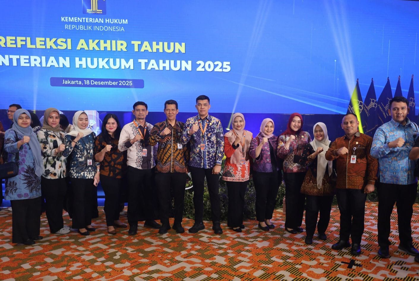 Jajaran Kanwil Kemenkum Riau berfoto bersama pada pelaksanaan hari terakhir Rakor Pengendalian Kinerja dan Refleksi Akhir Tahun Kemenkum di Jakarta pada Kamis (18/12/2025).