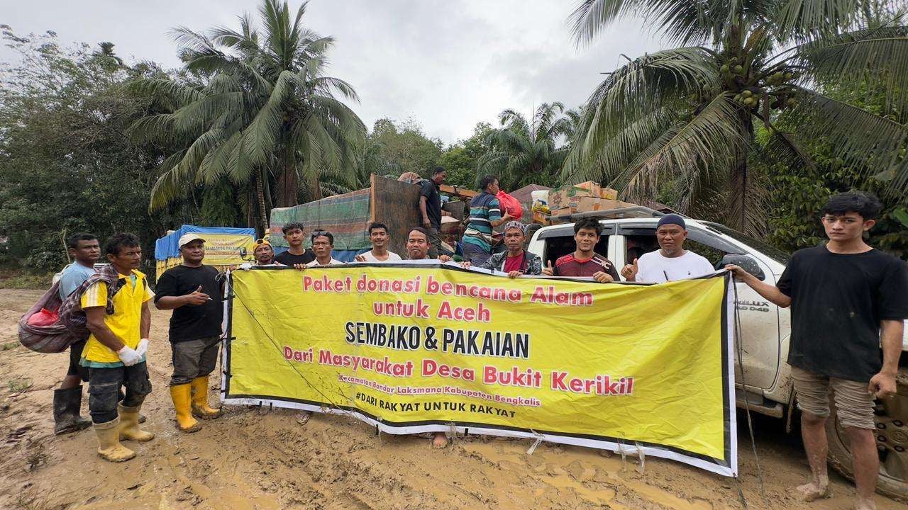 Tim Relawan Desa Bukit Kerikil menyalurkan bantuan kemanusiaan kepada masyarakat terdampak bencana alam di Kabupaten Aceh Tamiang, Kamis (18/12/2025).