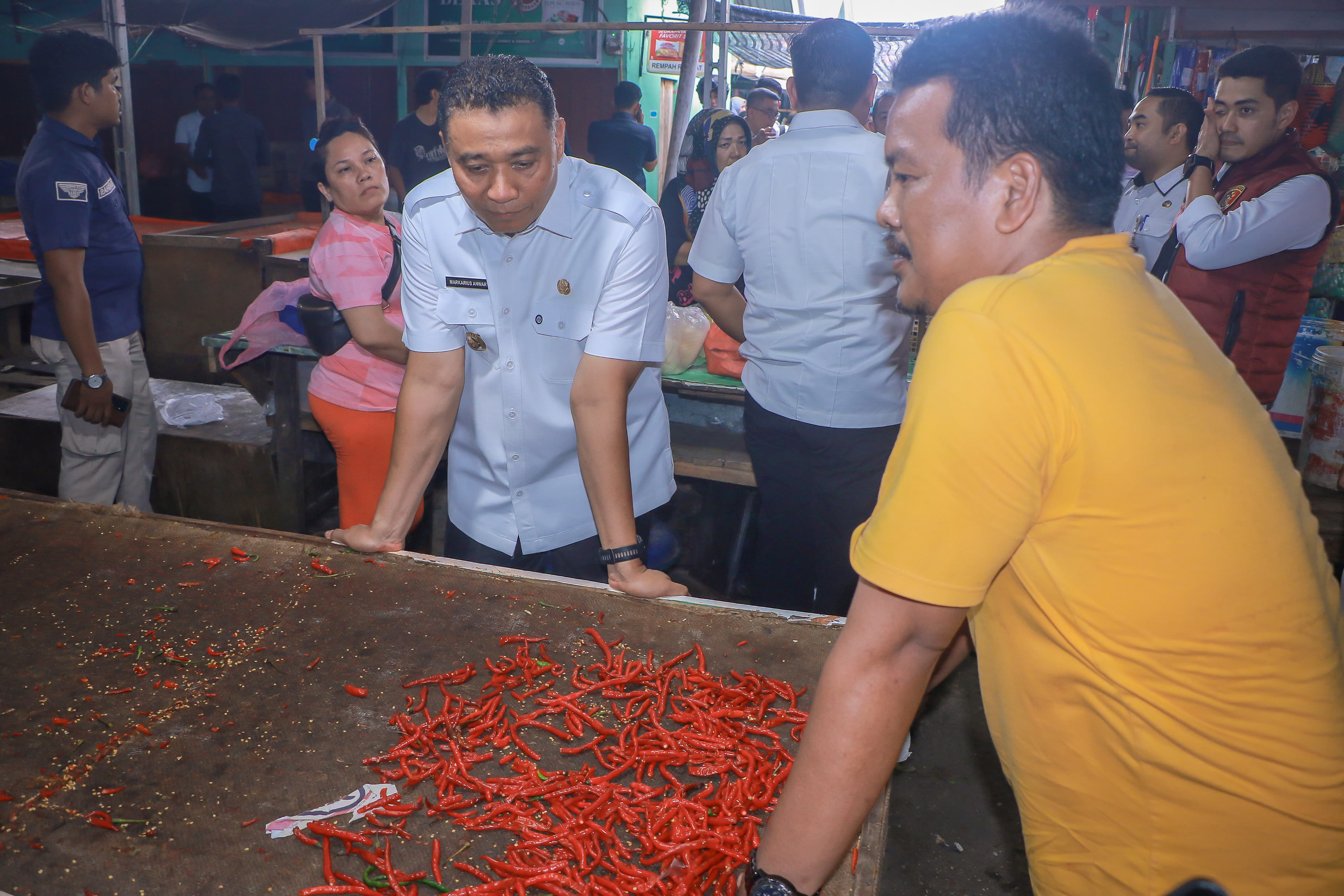 Wakil Wali Kota (Wawako) Pekanbaru, Markarius Anwar turun langsung ke Pasar Cik Puan untuk memantau harga dan ketersediaan bahan pangan.