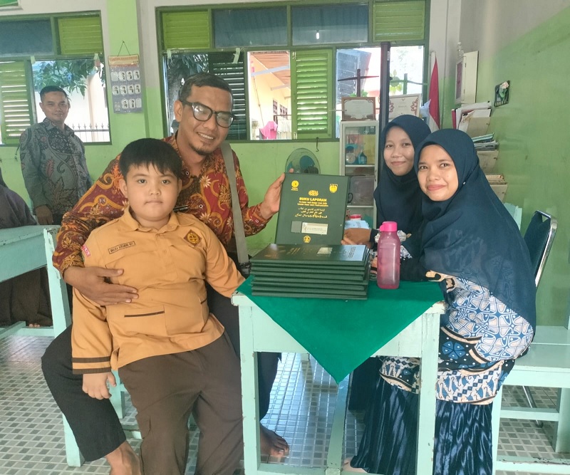 Salah satu orang tua mengambil lapor anak nya di SD Islam Riadhussholihin kecamatan Rambah Rohul, Kamis (18/12/2025) pagi.