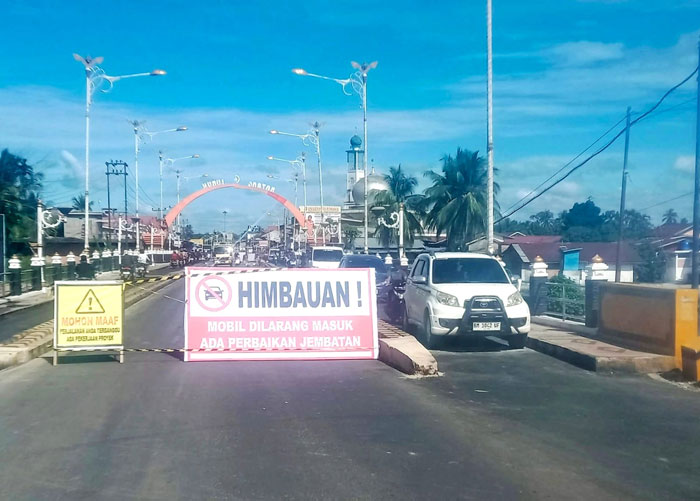 Mesti sudah ada papan imbau Pengumuman, roda empat nekat melintasi jalur kiri-kanan Jembatan Sungai Batang Lubuh I Pasirpengaraian, Kamis (18/12/2025).